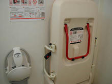 稲城市中央図書館多目的トイレ