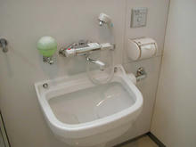 稲城市中央図書館多目的トイレ