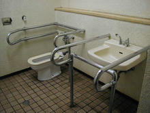 日野中央公園多目的トイレ