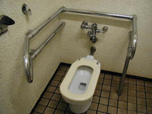 日野中央公園多目的トイレ