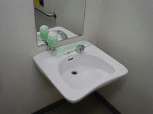 宮町図書館多目的トイレ