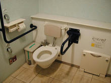 京王百貨店聖蹟桜ヶ丘店B館　８階レストランフロア中央トイレ