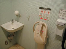 京王百貨店聖蹟桜ヶ丘店B館　８階レストランフロア中央トイレ