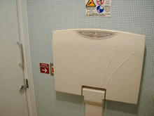 京王百貨店聖蹟桜ヶ丘店B館　８階レストランフロア中央トイレ