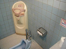 所沢航空発祥記念館　エントランスホールトイレ