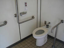 立川公園　菖蒲園多目的トイレ