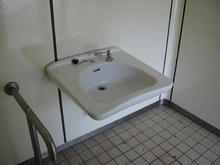 立川公園　菖蒲園多目的トイレ