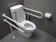 狭山湖畔霊園　駐車場多目的トイレ