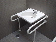 狭山湖畔霊園　駐車場多目的トイレ