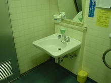 武蔵野市西部図書館　1階多目的トイレ