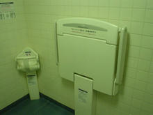 武蔵野市西部図書館　1階多目的トイレ