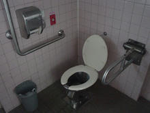 村上貯水池中央道北側多目的トイレ