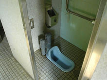 村上貯水池突堤南トイレ