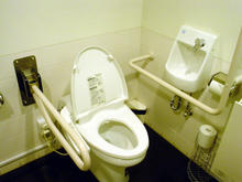 若葉ケヤキモール　１階北多目的トイレ