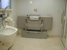 小金井市立図書館　1階多目的トイレ