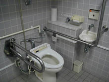パルテノン多摩　2階多目的トイレ