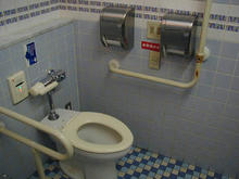 三鷹ロンロンの多目的トイレ