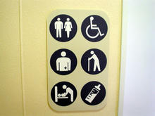 クロスガーデン多摩　外回廊2階多目的トイレ