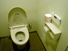 国立天文台三鷹キャンパス　見学者コース4D2Uドームシアター　外トイレ