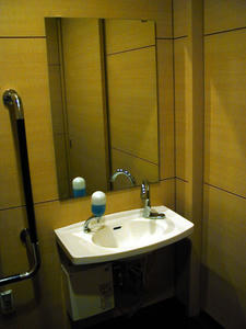 日本橋三井タワー　2階多目的トイレ