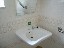 三鷹市西部図書館　1階多目的トイレ