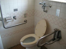 三鷹市西部図書館　1階多目的トイレ