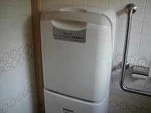 三鷹市西部図書館　1階多目的トイレ