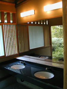 昭和記念公園　日本庭園東トイレ