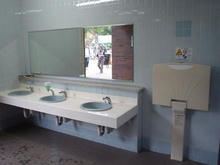 昭和記念公園　西立川口ゲート内トイレ