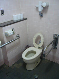 昭和記念公園　西立川口ゲート内多目的トイレ