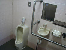 昭和記念公園　西立川口ゲート内多目的トイレ