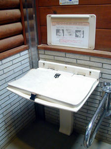 昭和記念公園　雲の海多目的トイレ