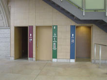 東京競馬場正門　外トイレ