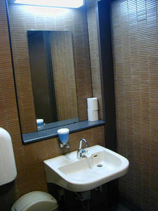 東京競馬場正門　外多目的トイレ