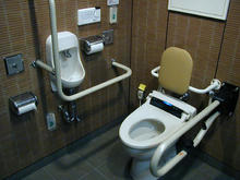 東京競馬場正門　外多目的トイレ