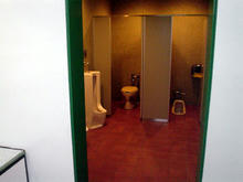 東京競馬場　馬場内遊園地西側トイレ