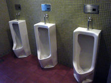 東京競馬場　馬場内遊園地西側トイレ