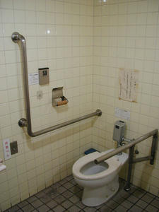 国立市公民館　1階多目的トイレ