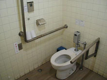 国立市公民館　地下1階多目的トイレ