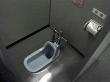 柴崎市民体育館　地下1階トイレ