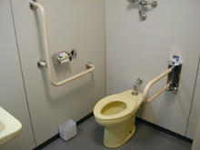 柴崎市民体育館　地下1階多目的トイレ