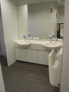 東京競馬場　東門ゲート内トイレ