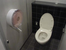 東京競馬場　東門ゲート内トイレ