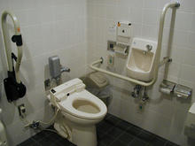 東京競馬場　東門ゲート内多目的トイレ