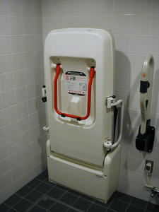 東京競馬場　東門ゲート内多目的トイレ