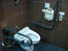 東京競馬場　3階センターコート西多目的トイレ