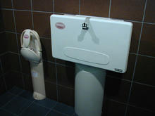 東京競馬場　3階センターコート西多目的トイレ