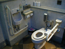 昭和記念公園　花木園売店多目的トイレ