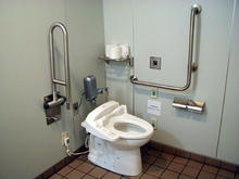 サミットストア善福寺店　1階多目的トイレ