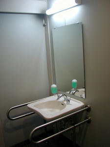 サミットストア善福寺店　1階多目的トイレ